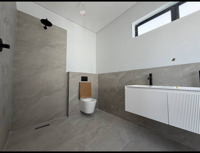 5 BEDROOM HOUSE FOR SALE IN SANDOWN